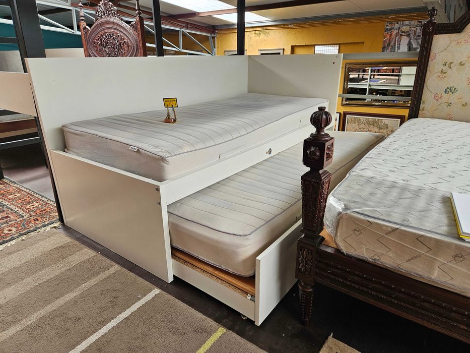 Cama dupla com dois colchoes - Marcas de uso