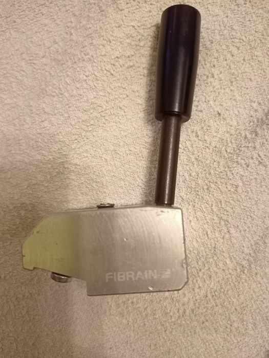 Nożyk do światłowodów wycinania okna w powłoce kabla łatwego dostępu