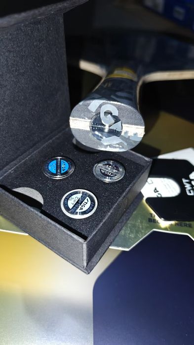 Основа Stiga Cyber 6 Gold Label Moregate Professional Limited Edition
带膜重量85.4g，去膜后约83.5，配最轻的砝码后约86克，这个拍面大，贴完胶皮后重量约190左右，适合多数球友。
六边形设计，甜区大，击打摩擦都很舒服，
