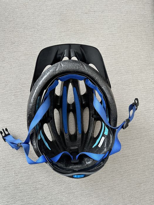 Kask rowerowy dla dziecka w wieku ok. 10 lat.