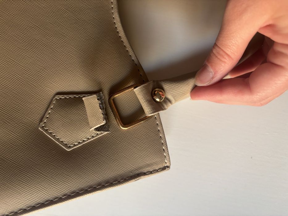 Beżowa torebka ze złotymi akcentami