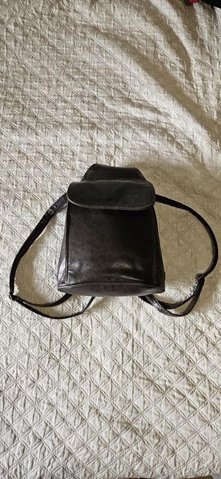 Bolsa tipo mochila de couro castanho