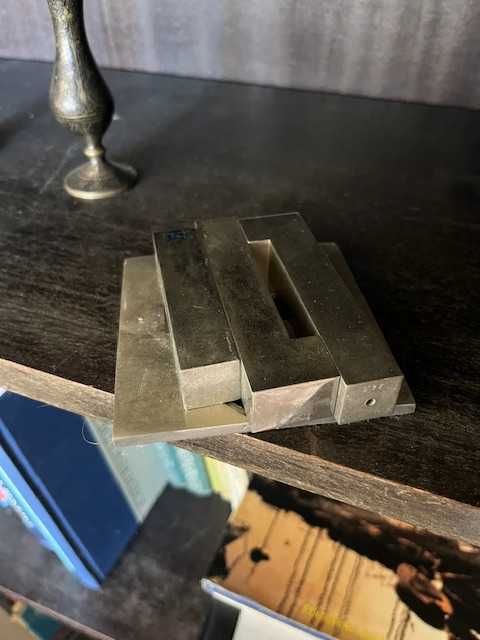 Peça em metal maciço,