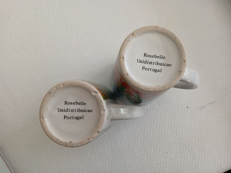 Canecas ou chávenas diversas,  cada uma