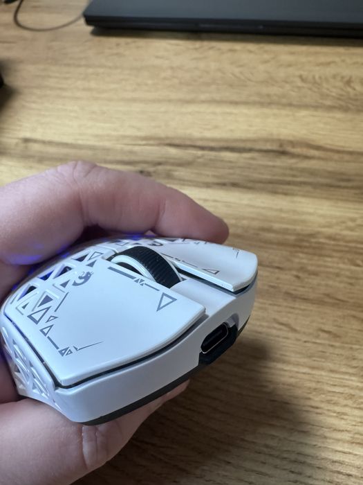 Ігрова мишка Attack Shark R5 Ultra Mambasnake білого кольору