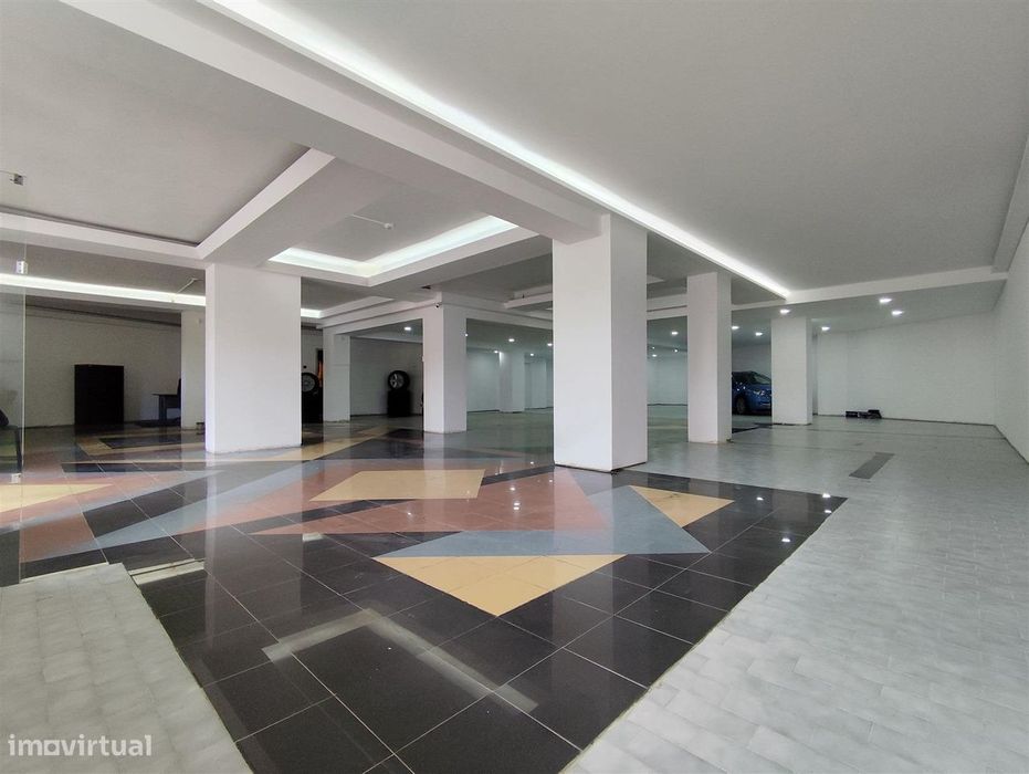 Espaçosa loja em Torres Novas