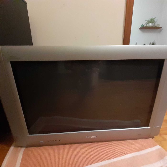 TV vintage. Televisão Philips, antiga e de grandes dimensões
