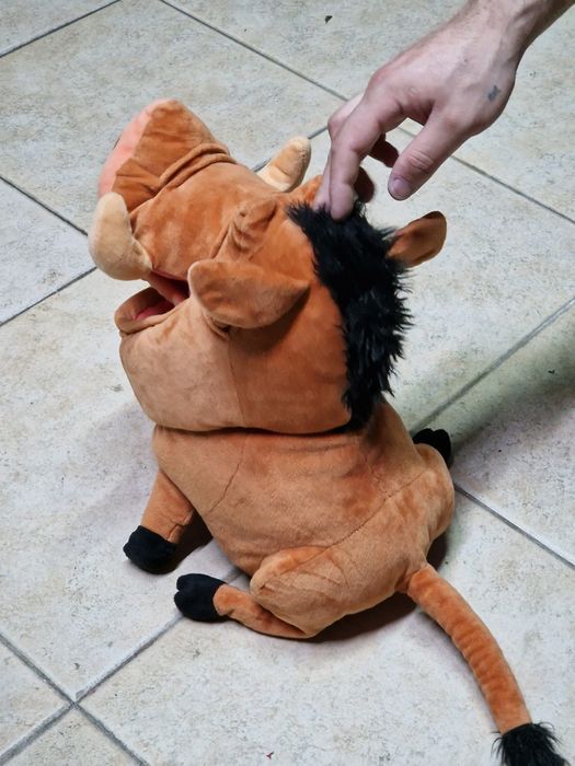 Peluche Pumba comer insectos