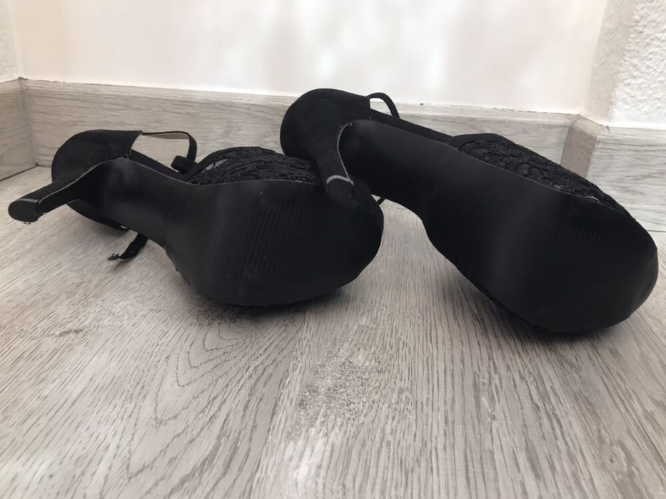 Sandálias pretas com renda n 38