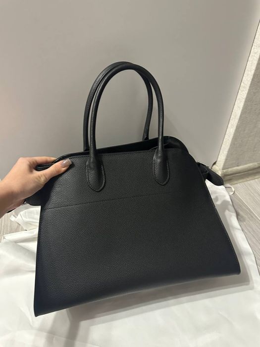 Сумка The Row Margaux 15 у чорній текстурній шкірі