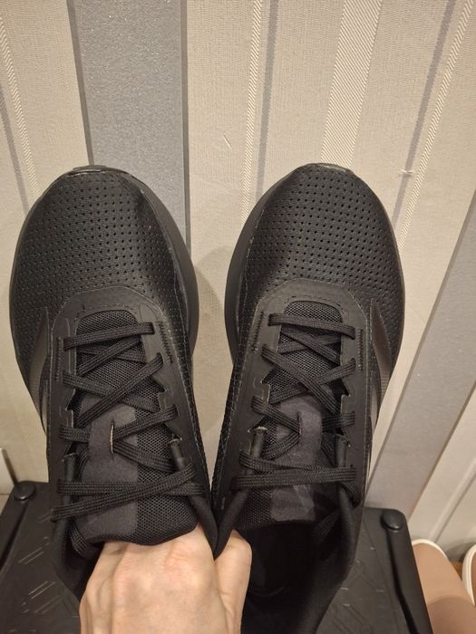 Женские кроссовки фирмы Adidas,слипоны фирмы Сlarks