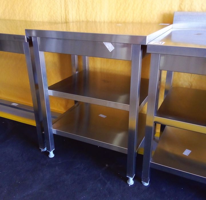 Mesas de Parede e Centrais em Aço. Restauração