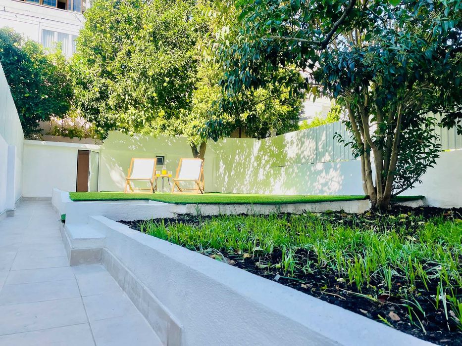 Magnífico apartamento T2 com 170m2 de área total, com jardim, totalmente renovado, em Almada