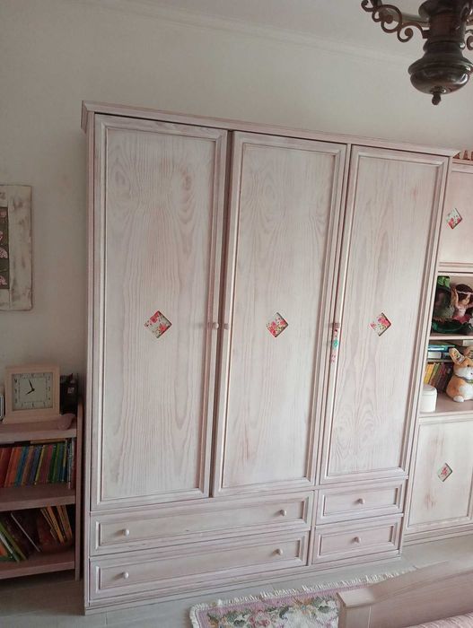 Cama de solteiro, roupeiro, estantes/ Quarto completo para uma menina(madeira)