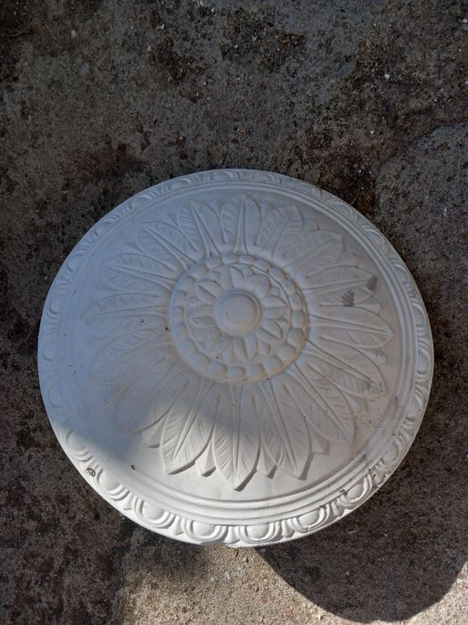 2 chapéus de candeeiro em gesso para pintar a gosto ,não  estão limpos