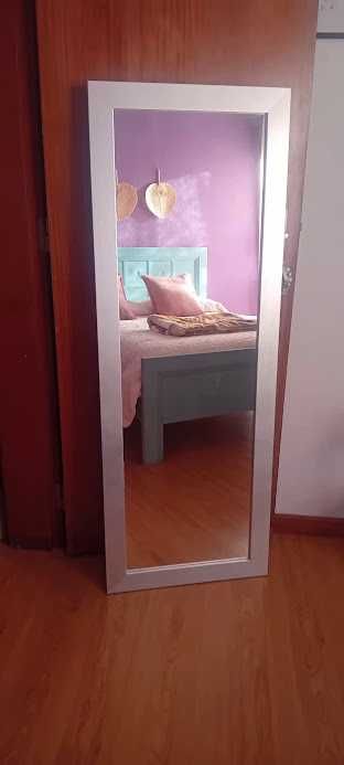 Espelho, com moldura prateada