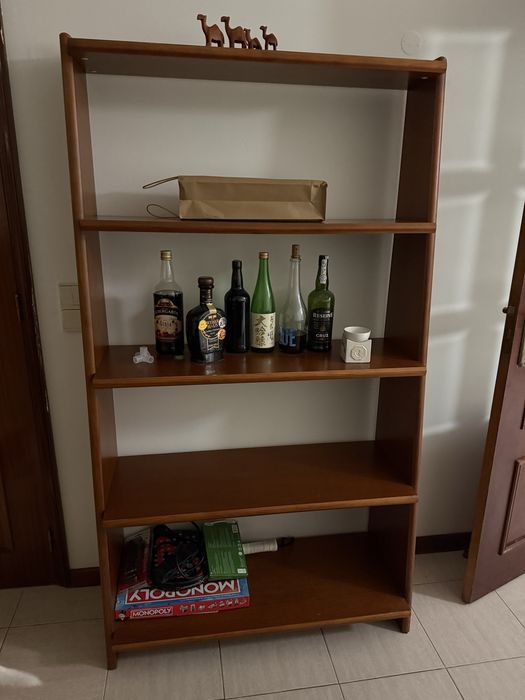 Estante em bom material e em bom estado