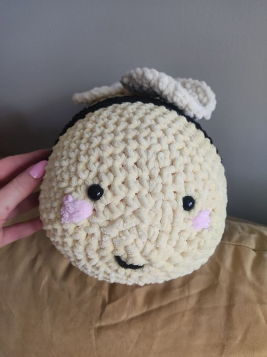 Duża żółta pszczółka zrobiona na szydełku diy handmade