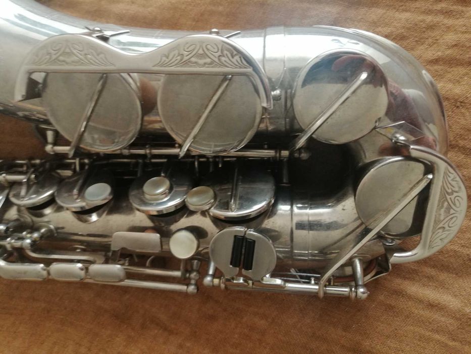 Saxofone Alto Amati Kraslice Super Classic: excelente estado