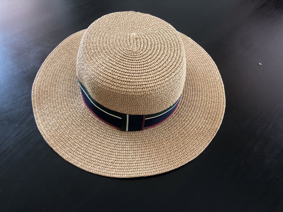 Капелюх жіночий, бежевий.