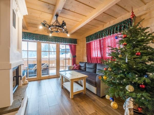 Drewniany domek w górach, Święta Bożego Narodzenia, sauna jacuzzi