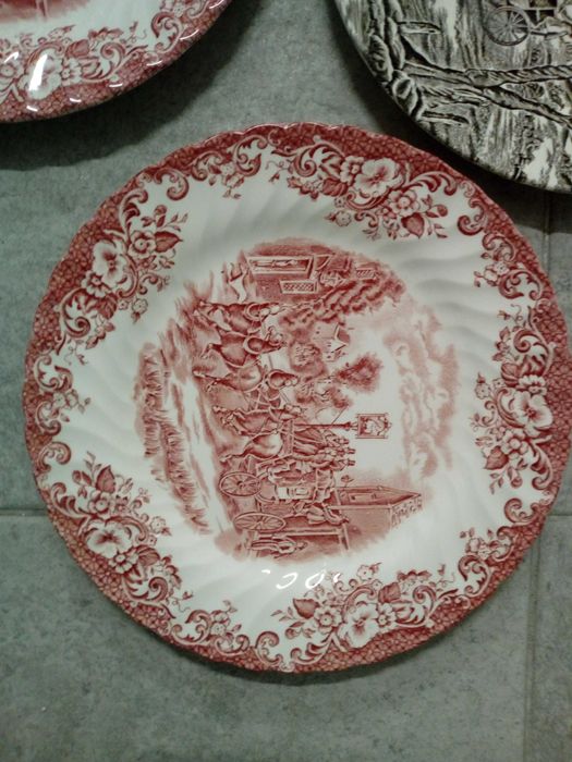 Pratos de loiça inglesa, em perfeitas condições
