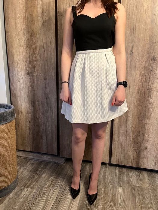 Sukienka czarno biała rozkloszowana