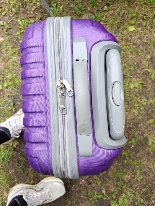 Mała walizka podróżna na dwóch kółkach wysokość ok 50 cm