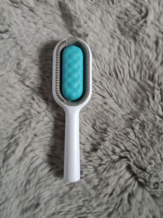 Новий гребінець для догляду за шерстю котів.