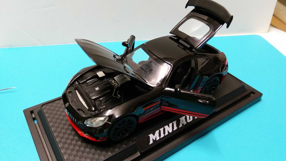 Mercedes Benz AMG GTr - Miniatura esc 1/32 de fricção, com luzes e som