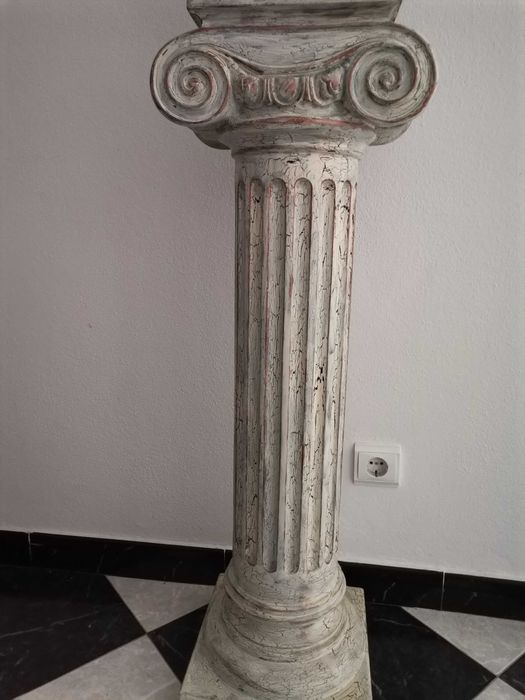 Coluna e busto em marfinite (com novas)