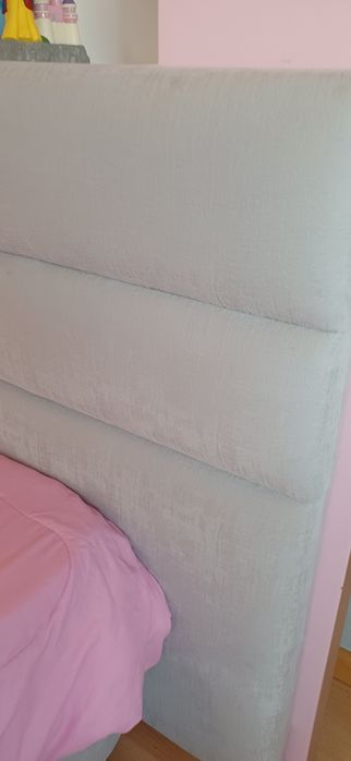 Cama composta por cabeceira e sommier