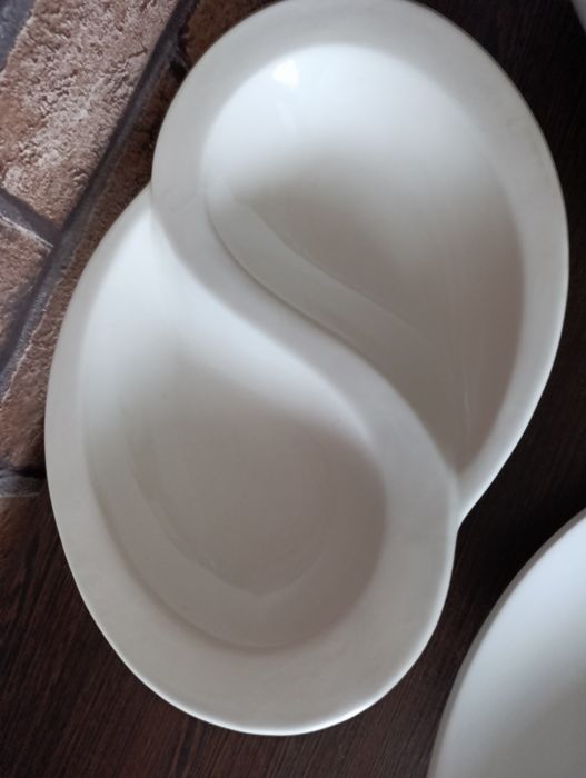 Trzy misy o nieregularnych kształtach