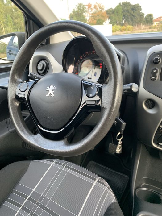 Peugeot 108 // 49 milkms ( motor de corrente/ Toyota) IMPECÁVEL