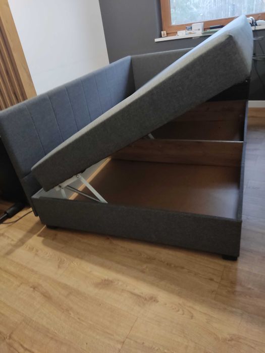 Łóżko młodzieżowe.