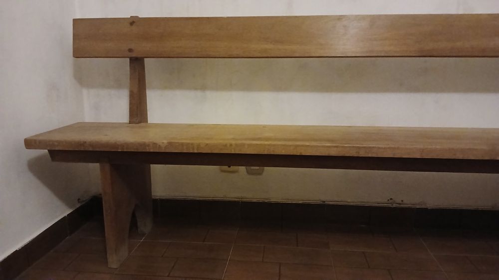 Banco comprido de madeira