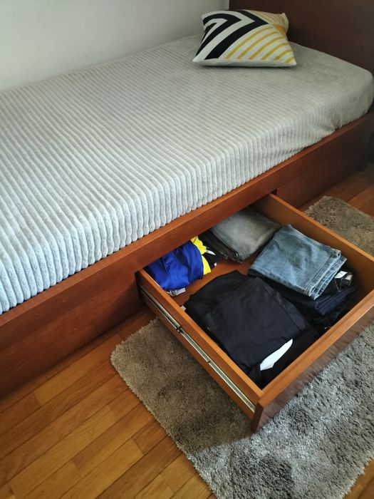 Cama de solteiro em cerejeira