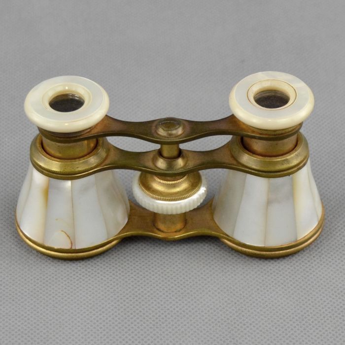 Binóculos em madrepérola e metal dourado com estojo original séc. XIX
