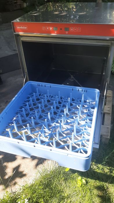 Профессиональная посудомоечная машина