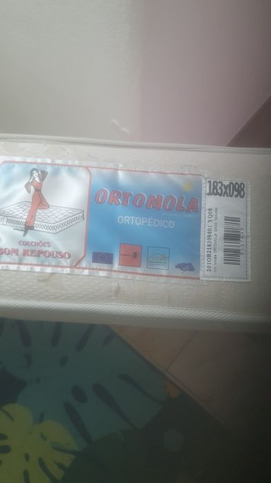 Cama de solteiro em madeira maciça