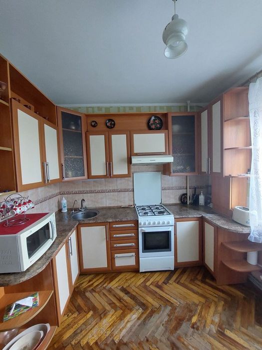 Продам великогабаритну 4-и кімнатну квартиру по вулиці Державності.