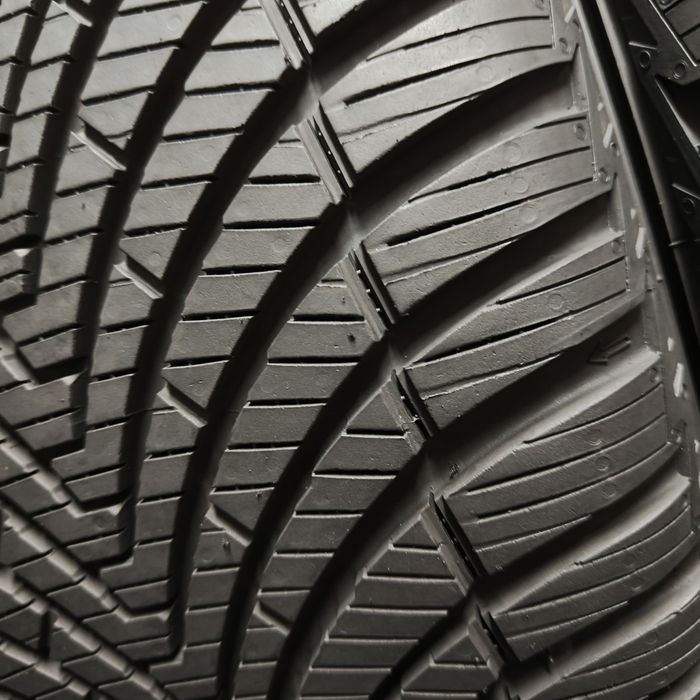 235/35/19 XL Sprzedam parę opon całorocznych Kumho