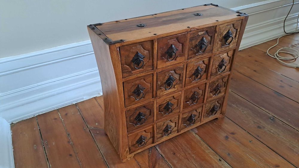 Contador em pau rosa, de madeira maciça, em óptimo estado