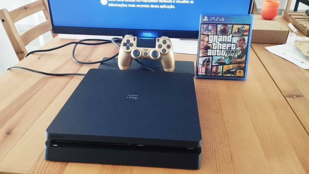 PS4 Slim 1TB + 1 Comando Original Dourado + Jogo GTA 5 + Cabo alimentação