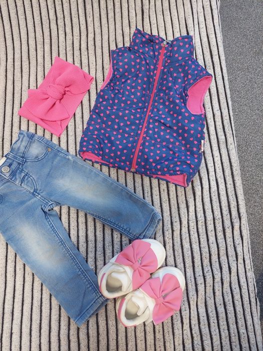 Величезний пакет одягу для дівчинки.