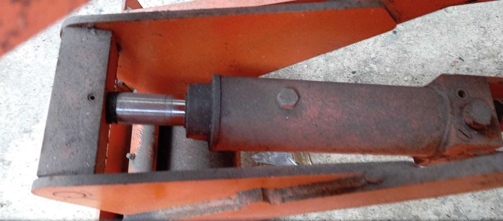Vendo Carro elevatório móvel de marca Bishamon