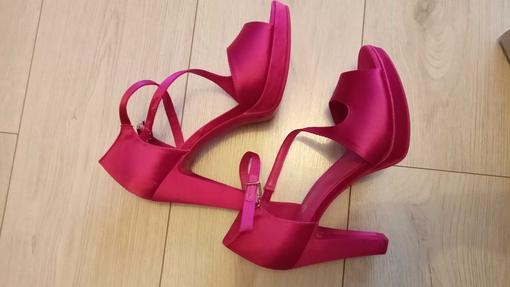 Buty na obcasie nowe, satynowy połysk, Deichmann