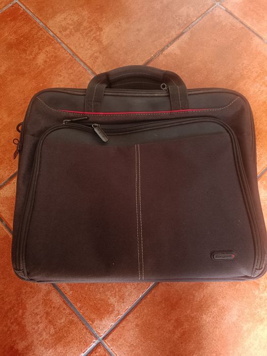 Mala portátil marca Targus como Nova