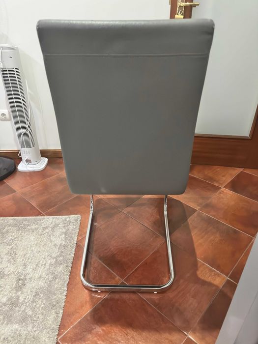 8 cadeiras Ecopele Cinzentas e Brancas