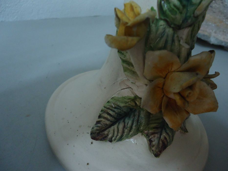 Castiçais com flores.